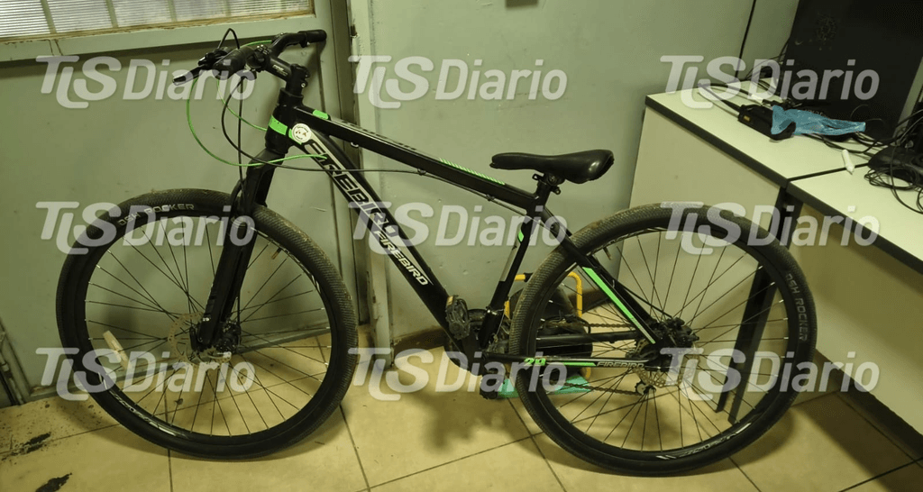 En Santa Lucía, dos pibes quisieron llevarse una bici y terminaron escapando a las corridas