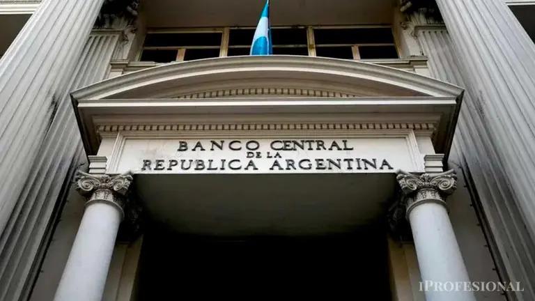 El Banco Central frenó su seguidilla compradora y dejó una señal que inquieta al mercado