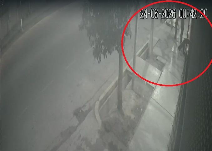 14 segundos de terror en una lomoteca de Chimbas: entraron como clientes y sacaron un arma