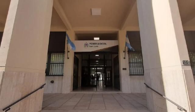 Acusan a un hombre por una agresión con un caño que dejó a un adolescente con fractura