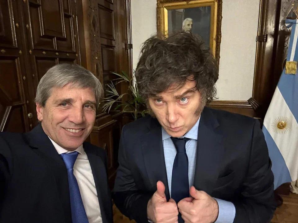 Milei festejó la inflación de mayo y le tiró flores a Caputo en redes