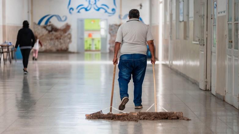 Educación citó a porteros y administrativos de zonas alejadas para firmar la adenda