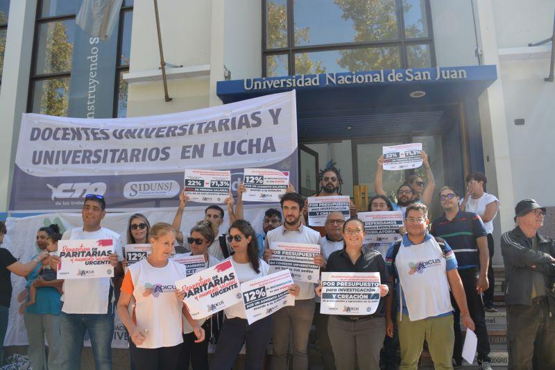 Los docentes universitarios frenan el paro, pero siguen en alerta por el acuerdo con Nación