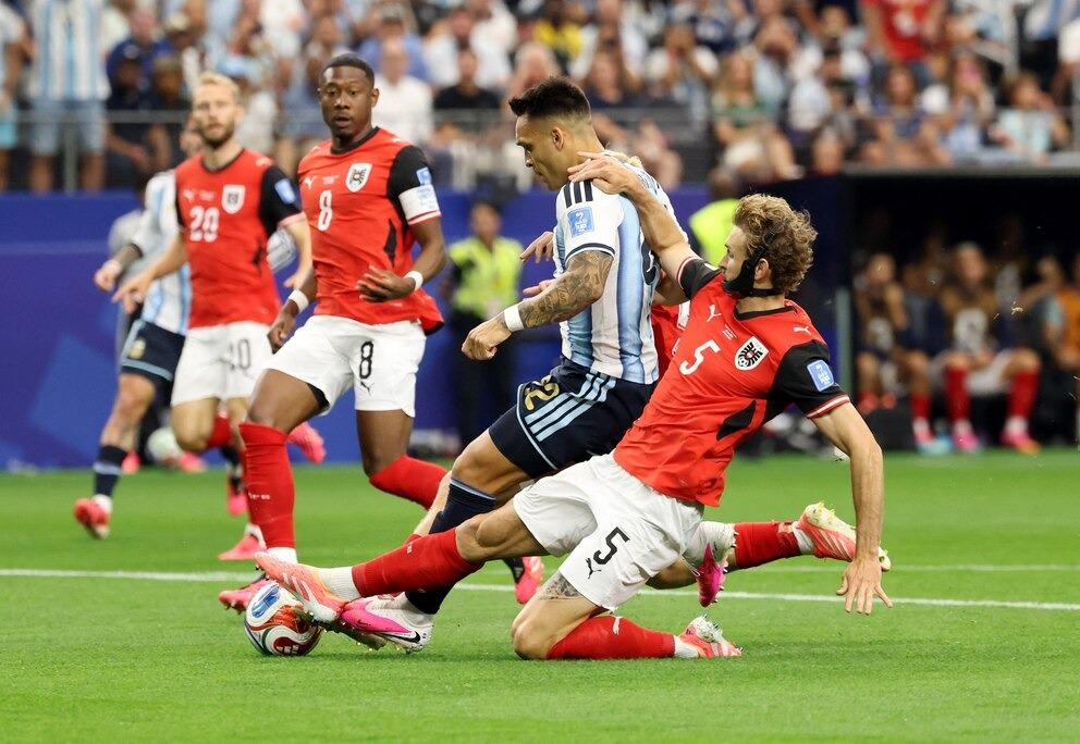 Messi tuvo el primero, pero el penal se fue afuera y Argentina sigue en cero