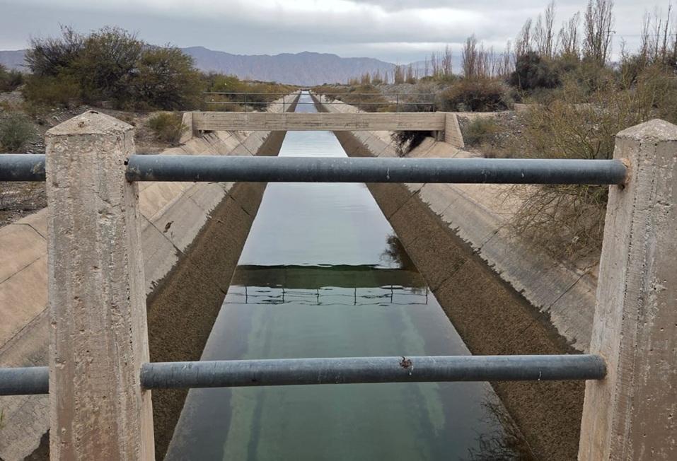 Impactante hallazgo en el río San Juan: una familia encontró un cadáver mientras pasaba el día