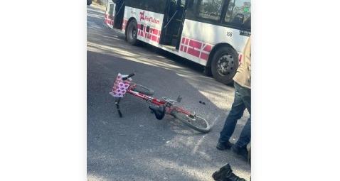 Una ciclista sufrió heridas críticas tras chocar con un colectivo de la Red Tulum