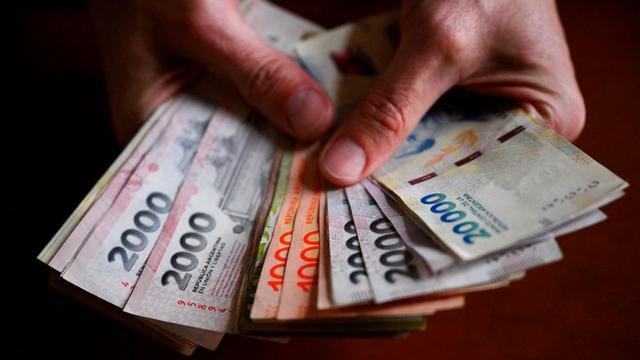 La mayoría de los argentinos se endeudó para cubrir gastos básicos y reclama ingresos más altos