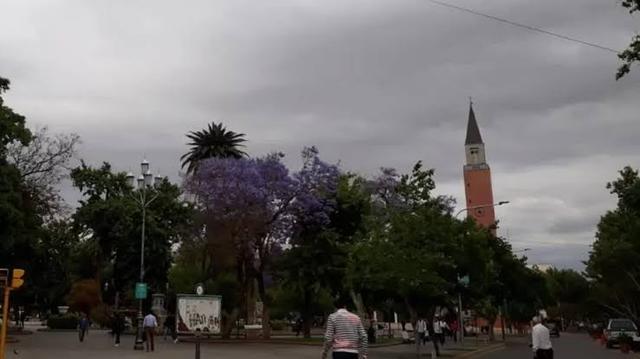 Lluvias aisladas y viento sur marcarán este lunes con máxima de 13°C