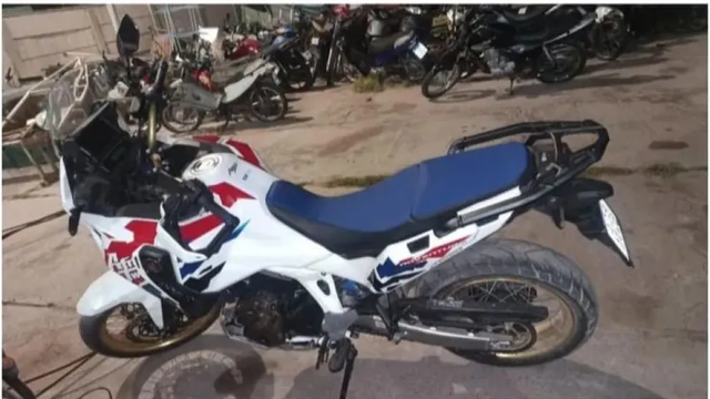 Armados interceptaron a un motociclista y le sustrajeron una Honda África Twin en calle 7 y Lemos