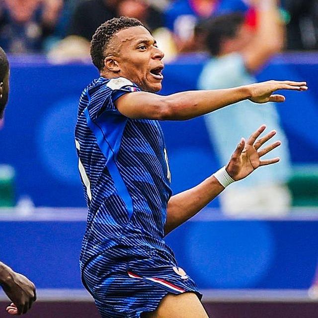 Francia aseguró su lugar en la siguiente fase con una actuación destacada de Mbappé