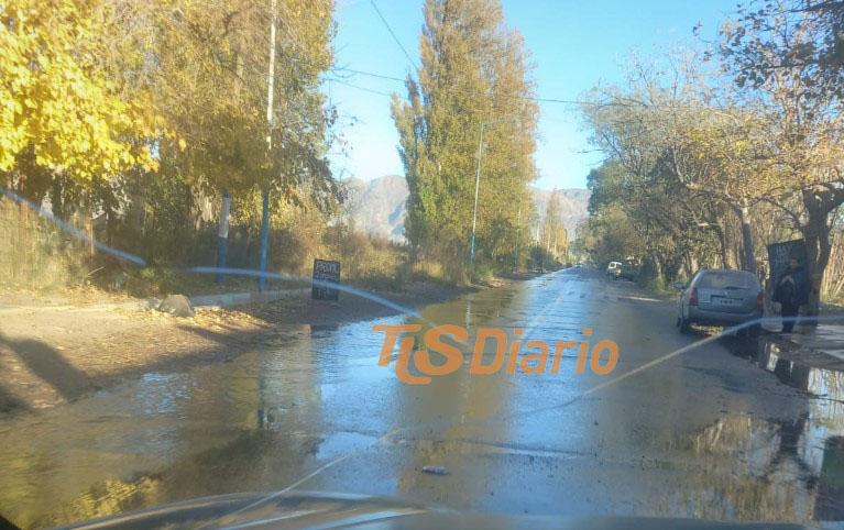Un colchón y basura desataron un desborde que anegó casas en Pocito