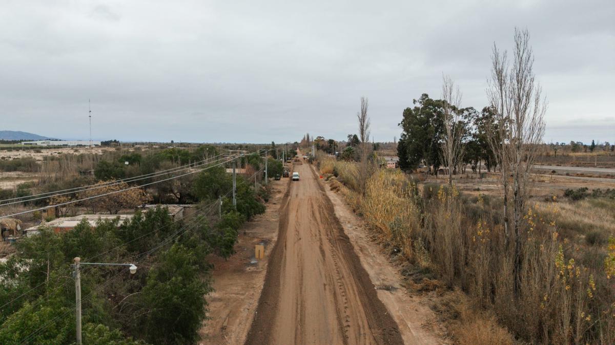 Arrancó la pavimentación de Mendoza Vieja y Sarmiento suma una conexión vital