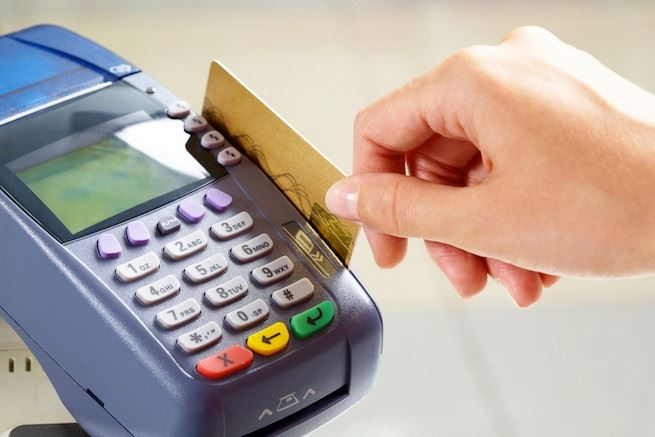Buscan ampliar la devolución del IVA a turistas y darle aire al comercio