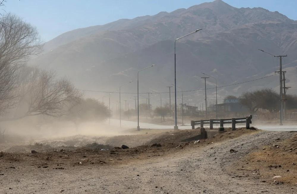 San Juan bajo doble advertencia por viento Zonda durante el miércoles y jueves