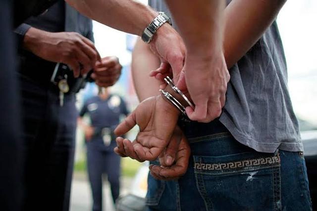 Un adolescente atacó a una mujer para quitarle una zapatilla y fue detenido tras una persecución