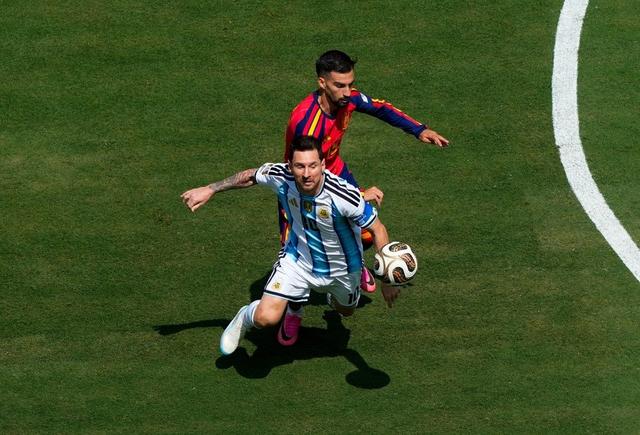 Argentina y España igualan sin goles en un primer tiempo de pocas llegadas