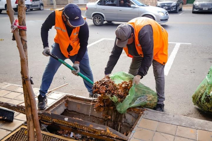 La Capital encara una semana de limpieza a fondo en plazas y paseos del norte
