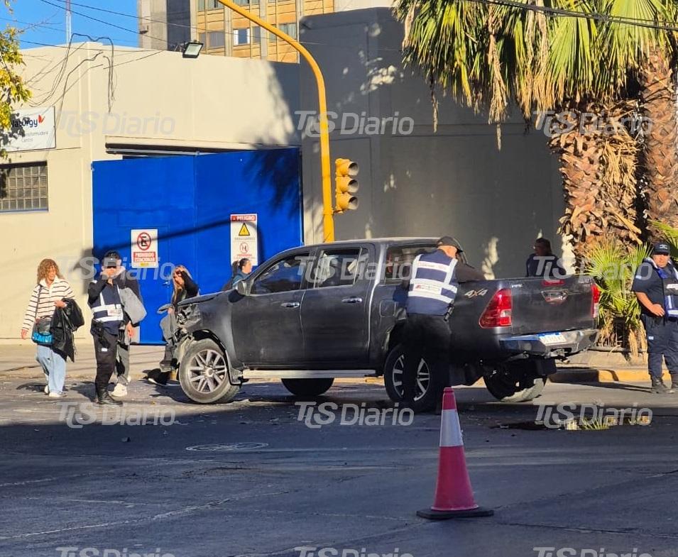 Dos camionetas chocaron en Libertador y Mendoza y complicaron el tránsito en el centro