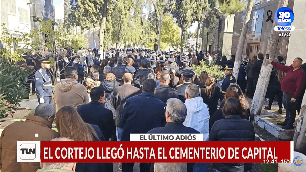 Con una multitud acompañando, las víctimas ya descansan en el Cementerio de Capital