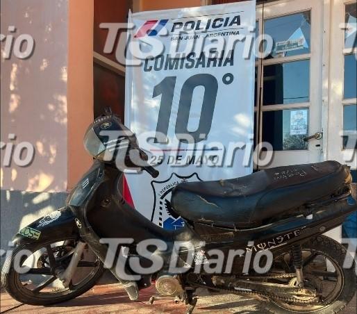 Apareció una moto sin chapa frente a una casa y la Policía trata de saber de dónde salió