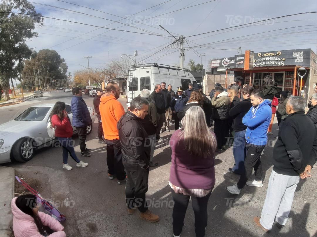 Vecinos de San Lorenzo y Colón bloquearon una calle tras un robo y reclamaron más seguridad