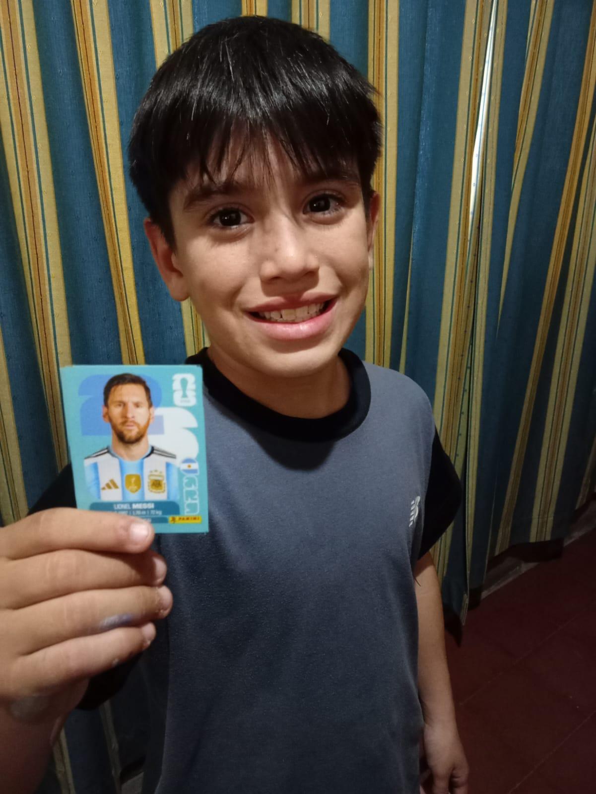 Sin tener todavía el álbum, abrió el primer sobre y apareció Messi: la alegría que desató una tarde inolvidable