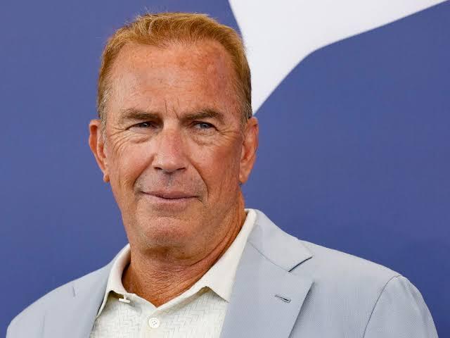 Una jubilada fue engañada por un falso Kevin Costner y transfirió más de $3,6 millones