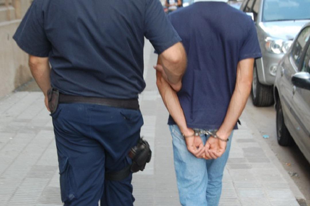 Golpeó por la espalda a una mujer para sacarle una zapatilla y terminó acorralado en Pocito