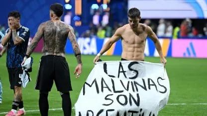 La Selección festejó el pase a la final con una bandera que encendió el reclamo por Malvinas