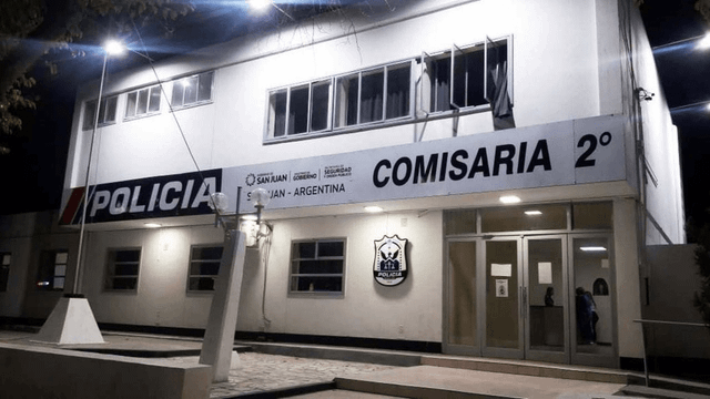 Condenan a un policía en San Juan por golpear a un detenido esposado dentro de una comisaría