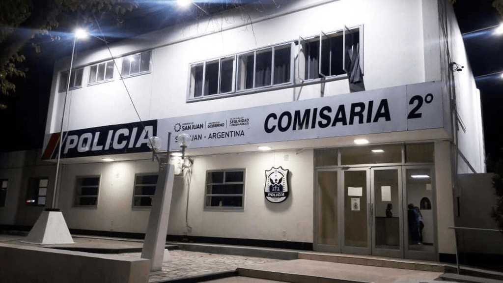 Condenan a un policía en San Juan por golpear a un detenido esposado dentro de una comisaría