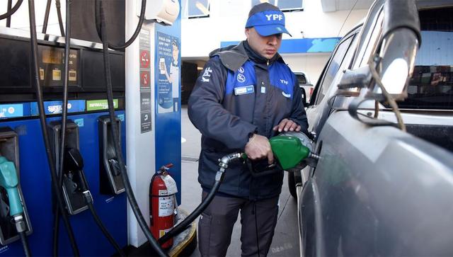 El Ejecutivo volvió a aplazar los impuestos a los combustibles y extendió el alivio en surtidores