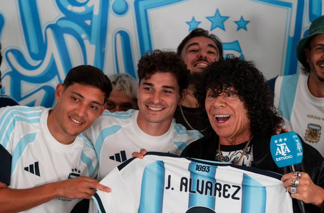 La Mona Jiménez visitó a la Selección Argentina y le puso ritmo a la concentración