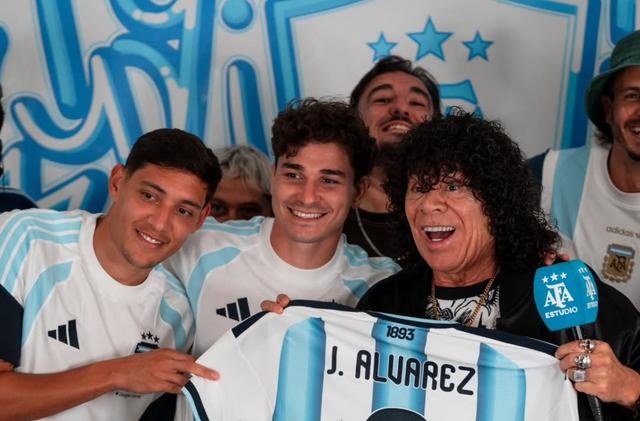 La Mona Jiménez visitó a la Selección Argentina y le puso ritmo a la concentración