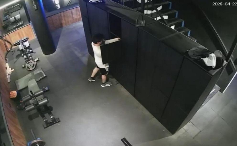 Iba a entrenar, sacaba tarjetas de los lockers y las usaba para comprar: lo investigan por una estafa millonaria