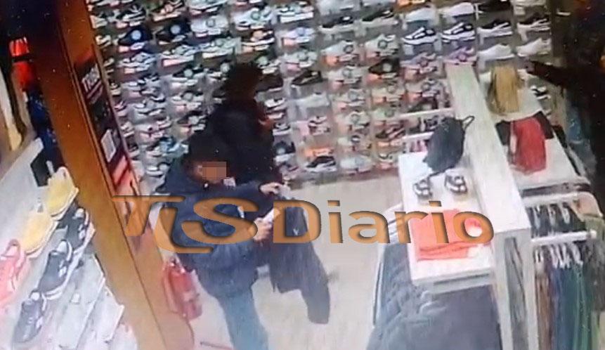 Dos adolescentes fueron retenidos tras intentar sustraer una campera en un comercio de la Peatonal
