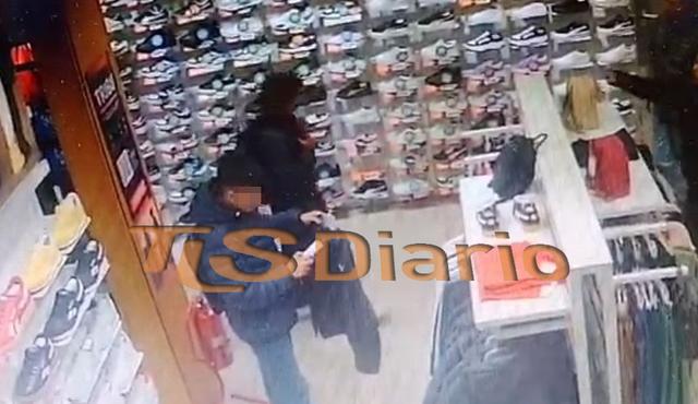 Dos adolescentes fueron retenidos tras intentar sustraer una campera en un comercio de la Peatonal