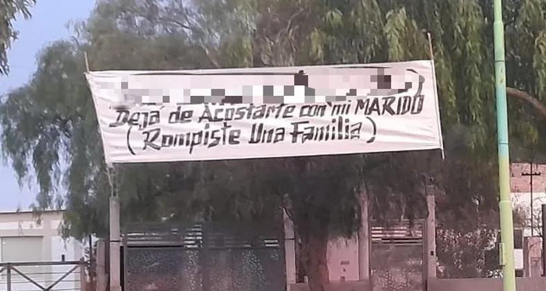 Un pasacalle sacudió Angaco con una acusación íntima y dejó a todos hablando