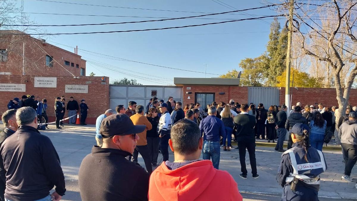 Una caravana cargada de dolor recibió a las siete víctimas en la Morgue Judicial
