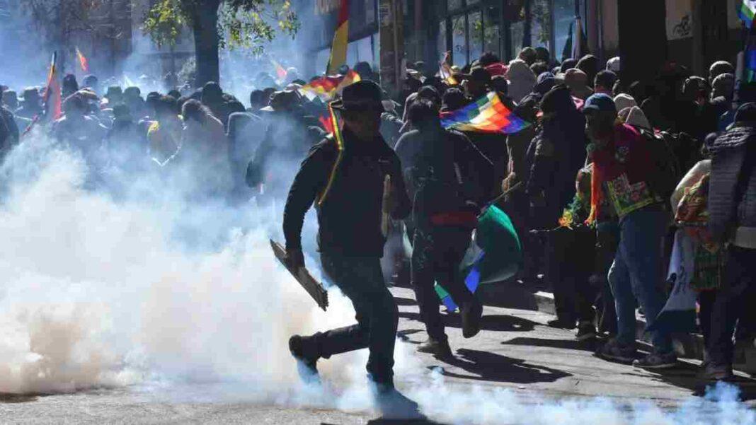 Fuerte cruce en La Paz: policías y manifestantes chocaron en pleno reclamo contra el Gobierno