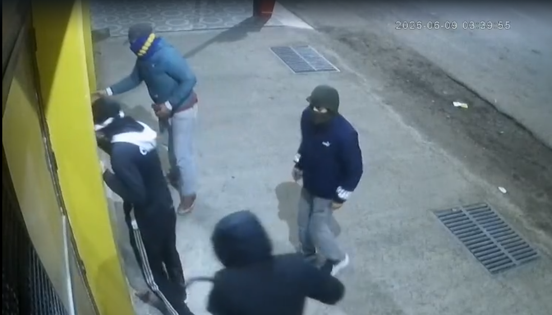 Cuatro personas asaltaron un local de neumáticos en Media Agua y el hecho quedó grabado