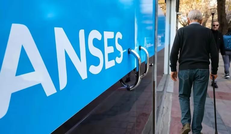ANSES suma aguinaldo, aumento y bono: cuánto cobrarán algunos jubilados este mes
