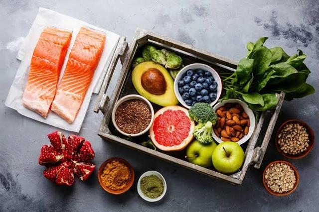 Especialistas destacan diez alimentos vinculados con mejor memoria y función cognitiva