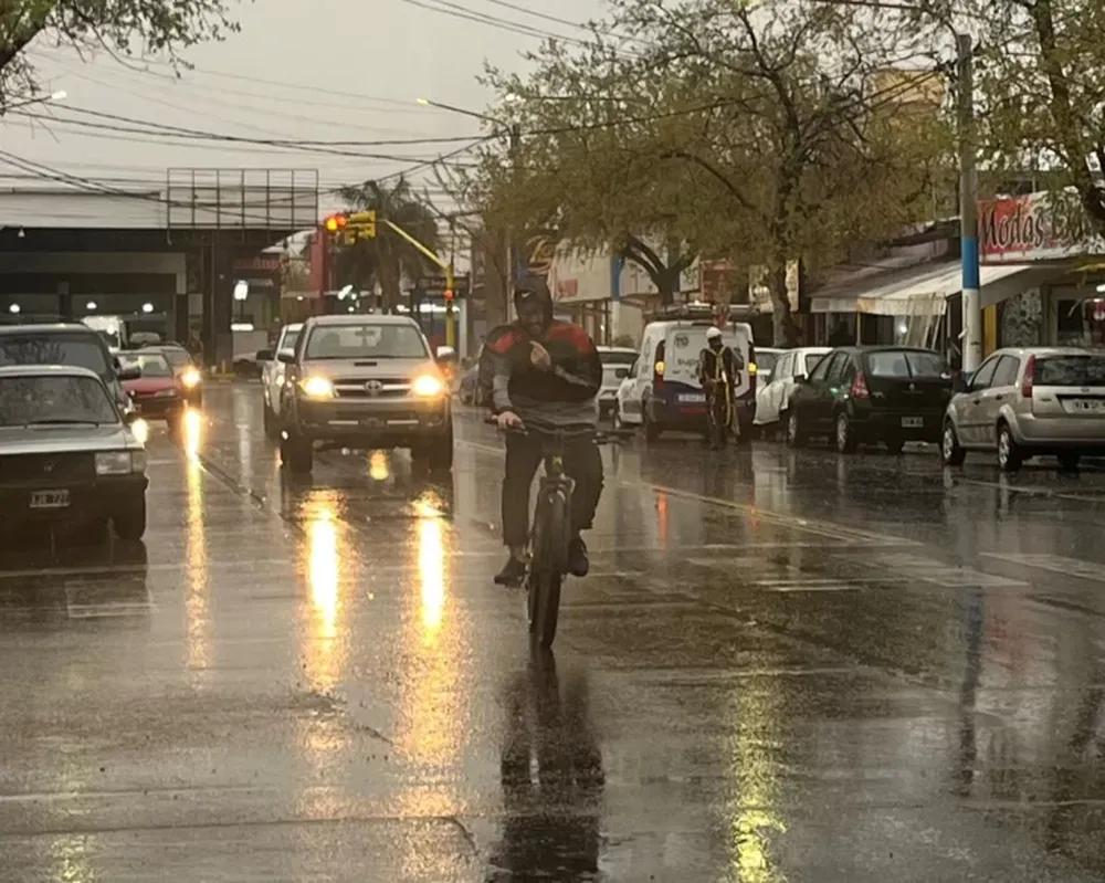 El frío no da tregua y este martes podrían regresar los chaparrones a San Juan
