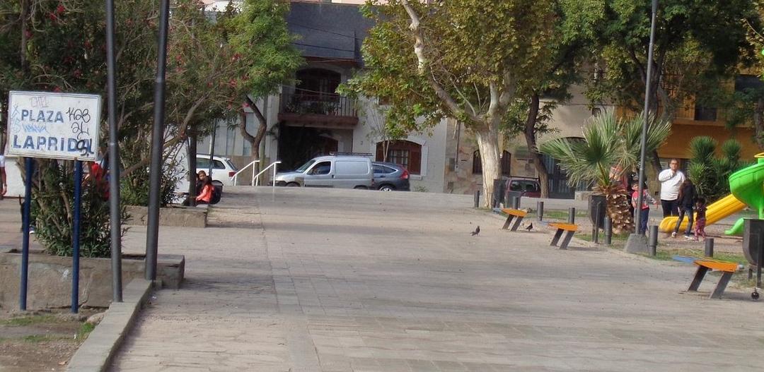 Denuncian violento robo a estudiantes en Plaza Laprida y piden mayor presencia policial