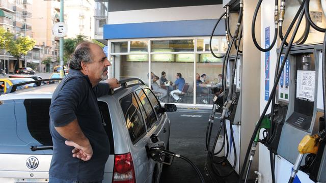 La baja del crudo reabre la expectativa de ajuste en los combustibles