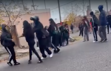 Una pelea entre estudiantes en Chimbas quedó registrada frente al Colegio Jorge Luis Borges