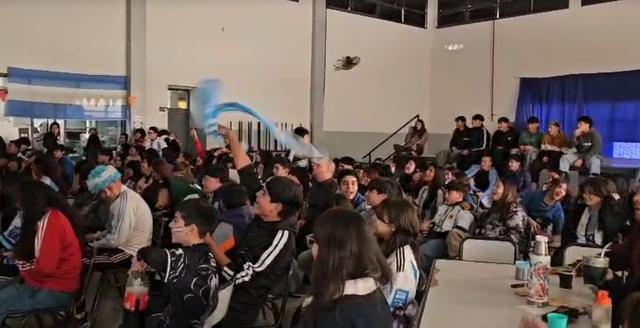 Un gol de Messi transformó la jornada escolar en la Escuela Mosconi de Rivadavia