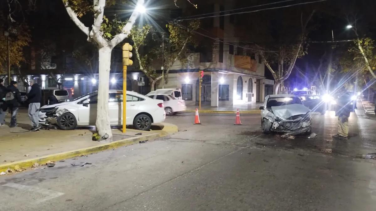 Una esquina con semáforo, un fuerte impacto y un auto sobre la vereda en Capital