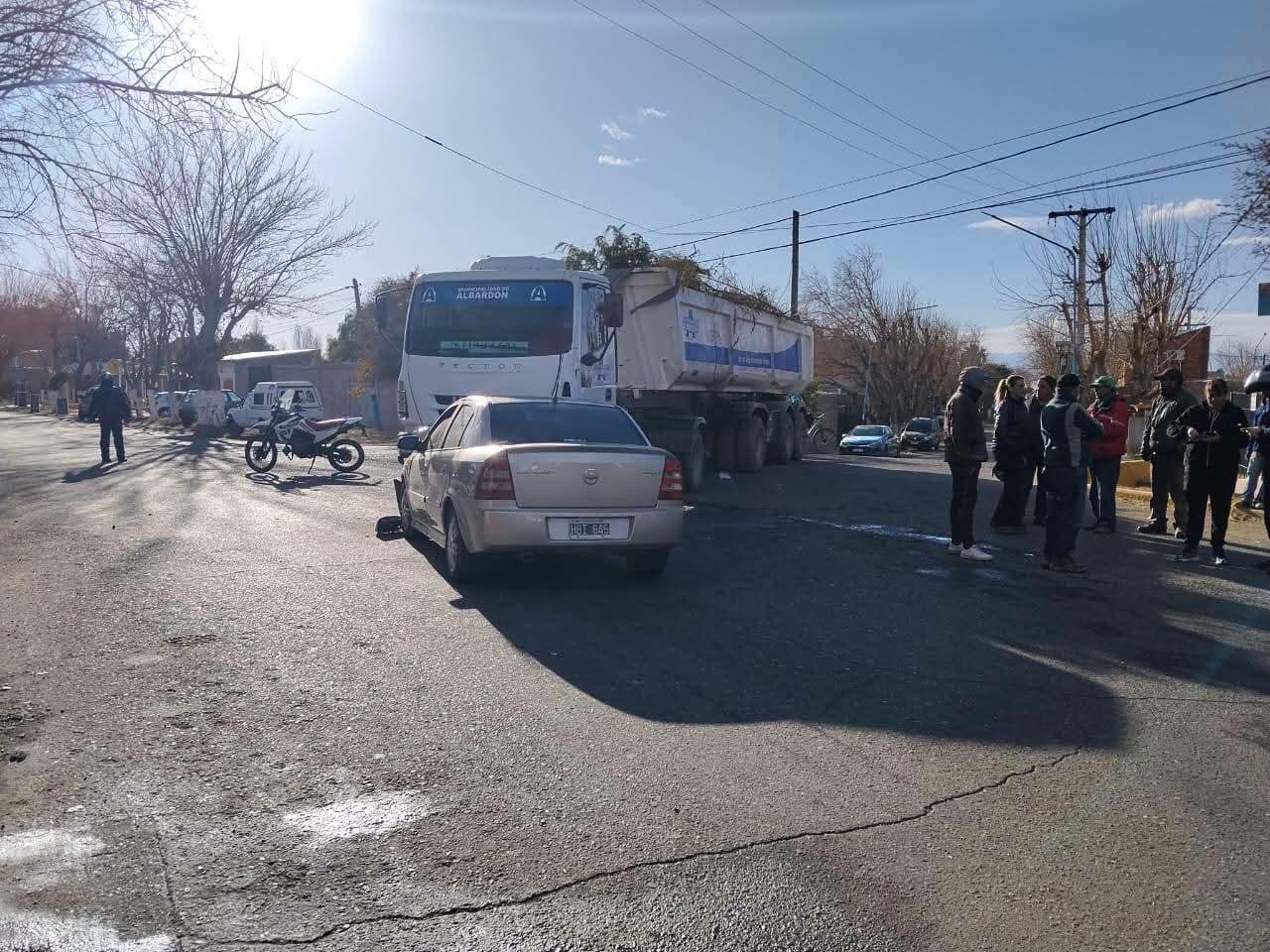 Un camión municipal y un auto se dieron un golpe en una esquina caliente de Albardón